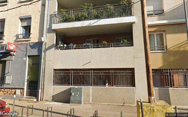 Façade : 205 rue du 4 Août 1789, Villeurbanne